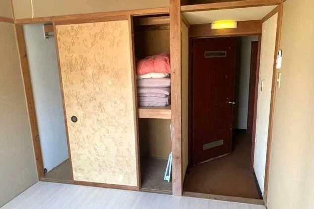 女子寮の居室。大きな押し入れがあり、布団などの寝具が収納できる。