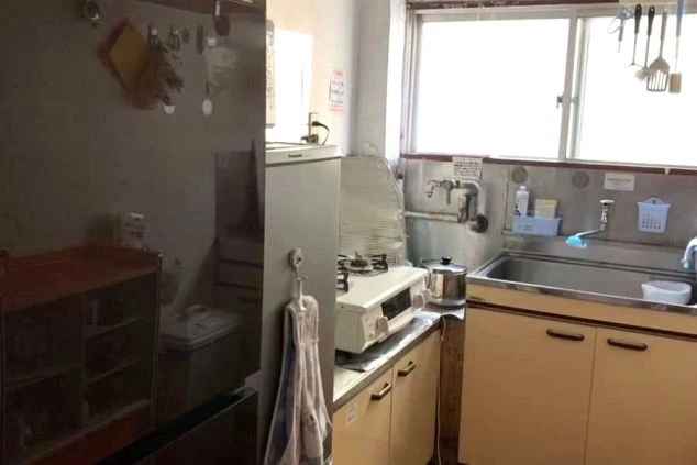 女子寮の共同キッチン。冷蔵庫、ガスコンロ、シンクが備わり、調理器具も充実している。