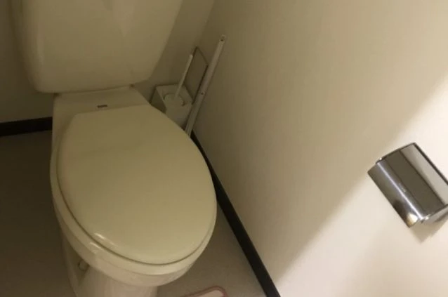 リゾートバイトの寮に完備された、スタッフ共用で無料で使用できるトイレの画像