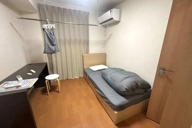 群馬県草津温泉のホテルでリゾートバイトするスタッフが住む寮の画像。寝具・机・椅子・物干し竿など完備。