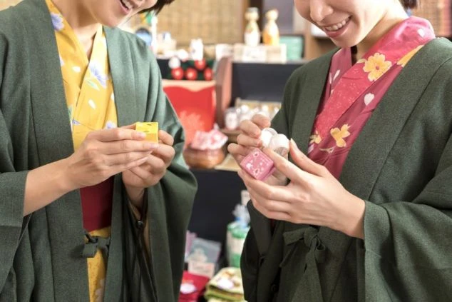 温泉旅館の売店で働くスタッフ。