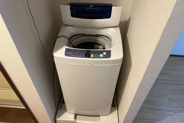 リゾートバイトの寮にある洗濯機。室内に設置されており、いつでも気兼ねなく洗濯ができる。