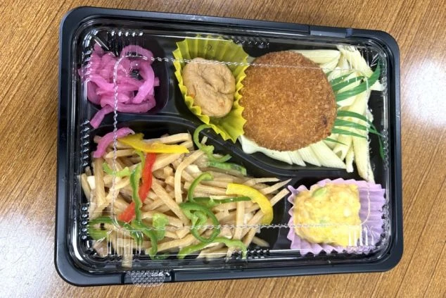 コロッケ、ペンネ、野菜の炒め物、ポテトサラダなどが入ったお弁当形式の賄い。