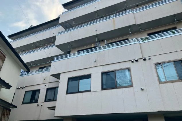 リゾートバイトの寮の玄関の画像。セキュリティー完備で女性も安心。