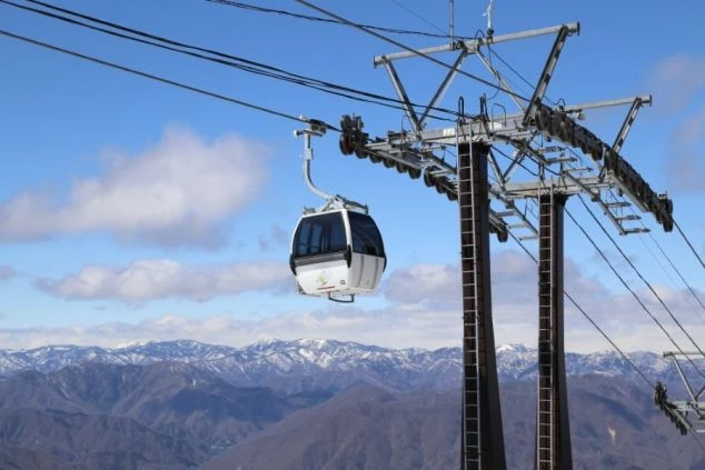 山岳地帯に設置されたゴンドラリフト。