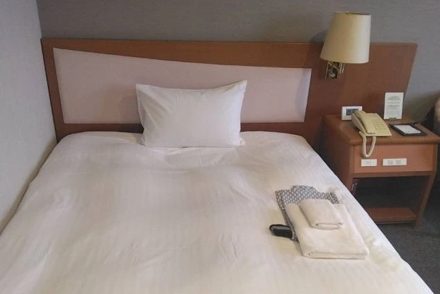 客室寮の清潔なベッド周りの画像。ホテル品質のベッドでぐっすり眠れる個室寮。