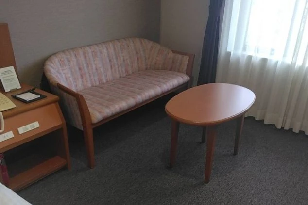 リゾートバイトの寮の設備画像。部屋にあるソファとテーブルで、仕事終わりもリラックスできる客室寮の快適なプライベート空間。