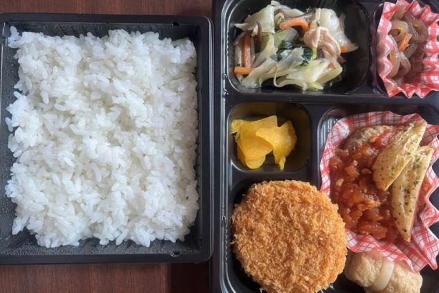 まかないを表現するイメージ画像。ご飯とコロッケ、煮物やサラダなどが入ったお弁当。