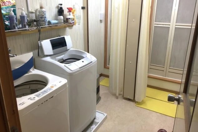 寮の共同ランドリー。洗濯機と乾燥機が設置されており、便利に利用できる。