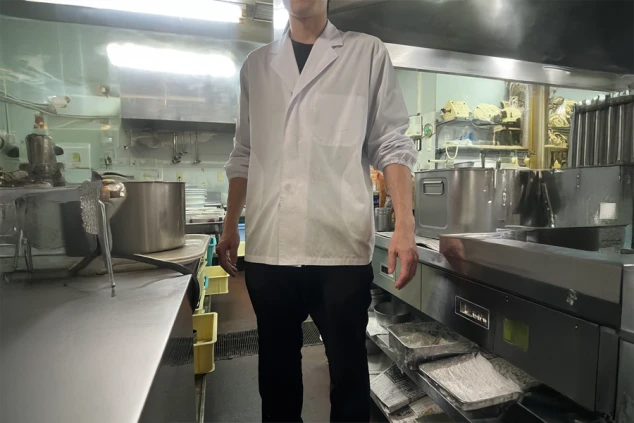  リゾートバイトの仕事風景のイメージ画像。調理の仕事で着用する、白いコックコートと黒いズボン。