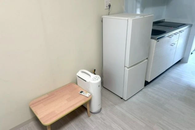 リゾートバイトの寮のユニットバス。広々とした湯船があり、一日の疲れをゆっくり癒せます。清潔に保たれており、快適に入浴できます。