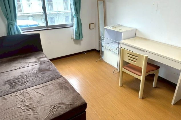 リゾートバイトの完全個室寮。デスクやベッド、姿見が揃った洋室で、カバン一つで住み込み生活を開始可能。