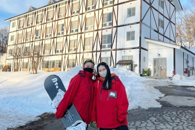 スキーヤーがジャンプしている雪山の風景に、「寮費無料」「水光熱費無料」「毎日3食無料」と書かれた広告画像。リゾートバイトの待遇の良さが魅力。