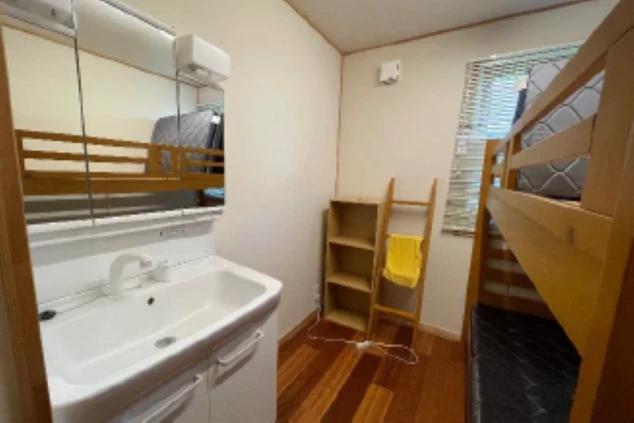 寮の相部屋。洗面台が映る。