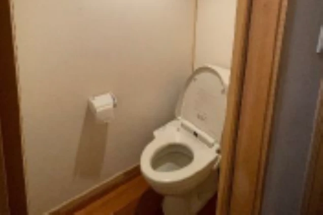 寮のトイレ。温水洗浄便座付きの清潔な空間が映る。