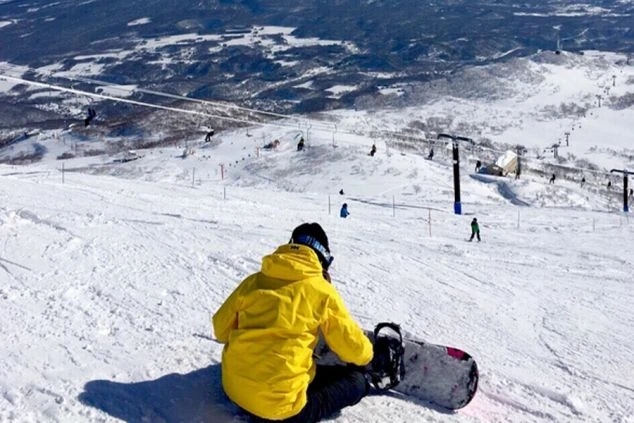 ワクトリでリゾートバイトをしたスタッフが撮影した、リゾートバイトの休日。雪山でスノーボードを楽しむ。