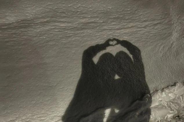 ゲレンデにあるレストランで、食事を選んでいる2人の画像。リゾートバイトの仕事中や休憩時間に食事をとる様子。