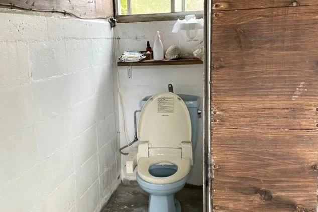 寮にあるトイレ。シンプルながらも温水洗浄機能付きの便座が備わっている。