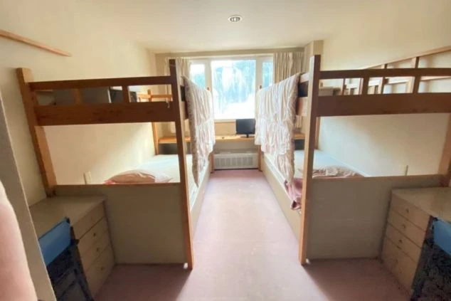 ペア・友達同士での入寮も可能なリゾートバイトの相部屋寮の個室内