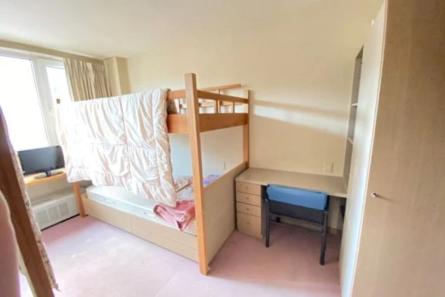 プライベート空間が確保された、リゾートバイトの相部屋寮の寝室。エアコン完備で快適に過ごせます