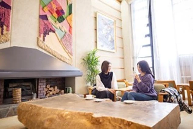 ホワイトワールド尾瀬岩鞍のホテルのロビーでくつろぐ女性二人組の画像