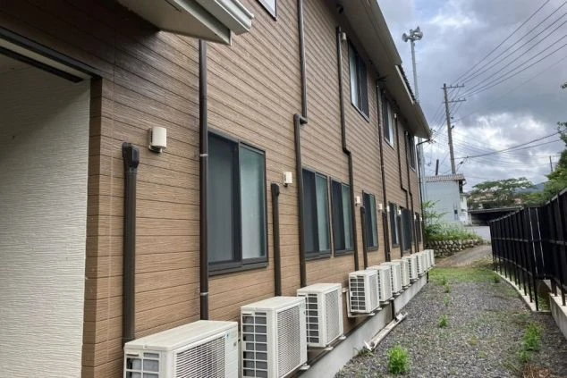 リゾートバイトの女性寮の外観。茶色い壁の、落ち着いた雰囲気の2階建ての建物。