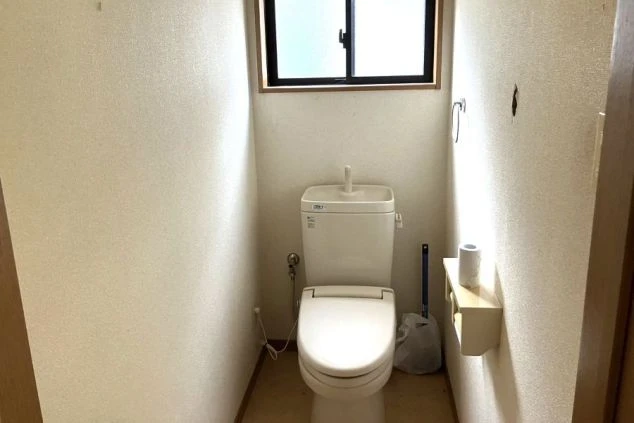 リゾートバイトの男性寮にある共用のトイレ。温水洗浄便座付きの、清潔な個室トイレ。