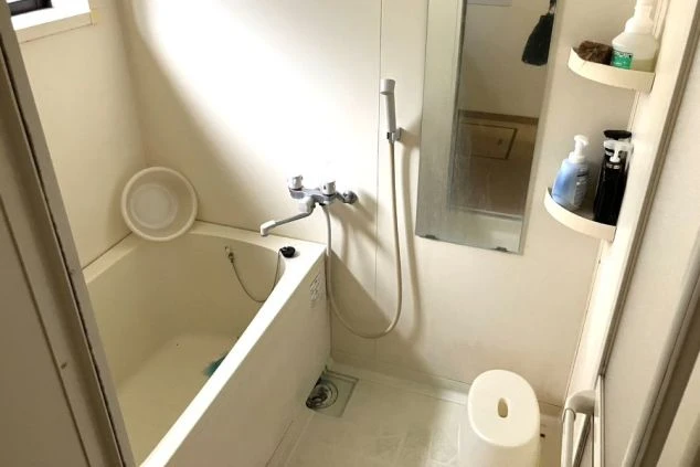 リゾートバイトの男性寮にある共用のお風呂。浴槽とシャワーが備え付けられている、清潔なバスルーム。