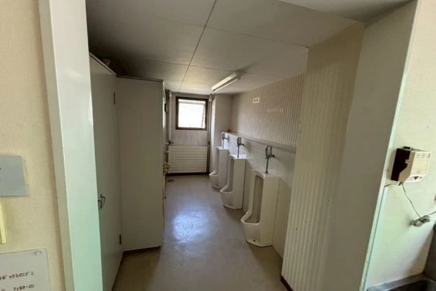 寮の共同トイレ(男性用)。清潔な環境で、リゾートバイトの共同生活も快適。