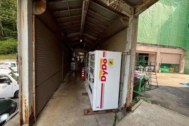 寮入口付近。自動販売機が設置されており、仕事の休憩や仕事終わりに飲み物が買える。