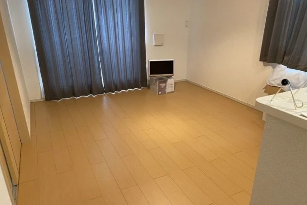 神奈川県・箱根のリゾートバイトの寮内の画像。洋室のためフローリングで、テレビも完備。