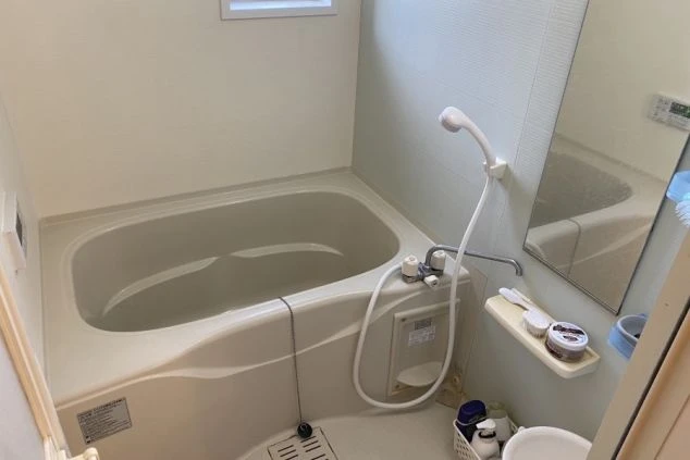 神奈川県・箱根のリゾートバイトの寮内お風呂の画像。湯舟も完備していて、全体的に清潔感もある。