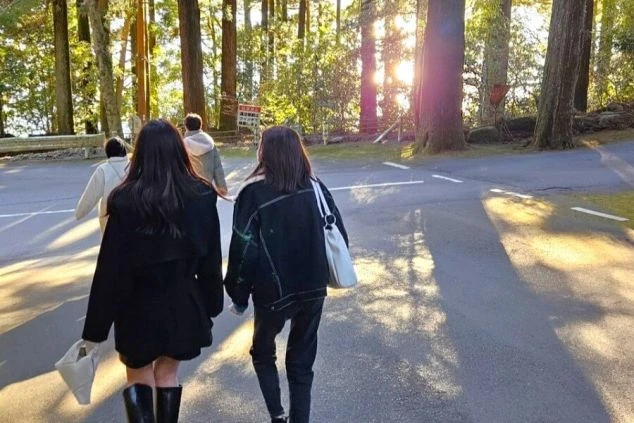 箱根を散策している女性二人組。