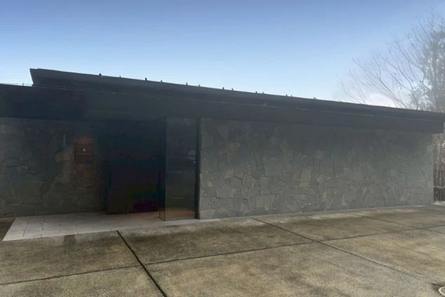 施設外観。全室温泉付きのハイクラスな環境で働く、箱根のリゾートバイト求人。