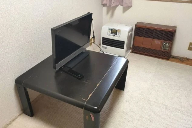 リゾートバイト先の寮の個室に備え付けの設備の画像。テレビ・暖房器具があります。