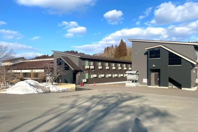 リゾートバイト先の寮の個室に備え付けの設備の画像。テレビ・暖房器具があります。