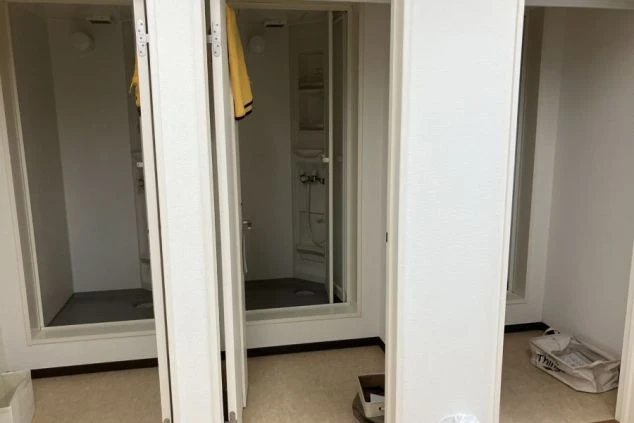 リゾートバイトの女性寮にある、共用のシャワールーム。個室タイプのシャワーブースが複数あり、プライバシーが保たれている。