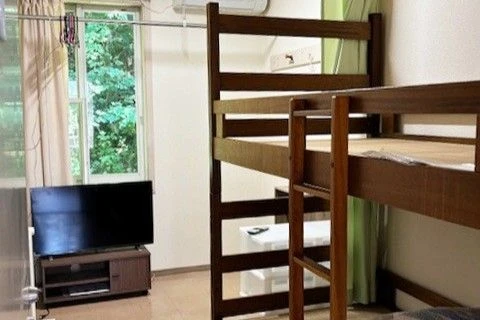 寮の個室。テレビや二段ベッドが設置され、窓から外の景色が楽しめる。