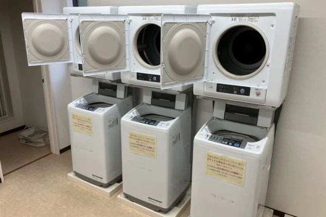 リゾートバイトの女性寮の共用ランドリールーム。洗濯機と乾燥機が複数台設置されており、いつでも洗濯ができて便利。