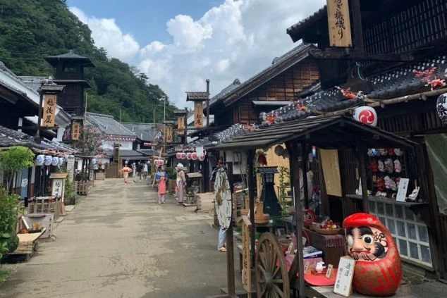 江戸の街並みを再現したテーマパークの施設内画像。