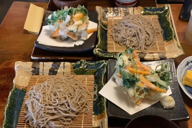 提供する食事の例。蕎麦とかき揚げ天ぷら。