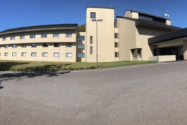 雪に覆われた川と岸辺の木々、奥に羊蹄山が映る幻想的な冬の絶景のイメージ画像。リゾートバイトの休日を満喫。