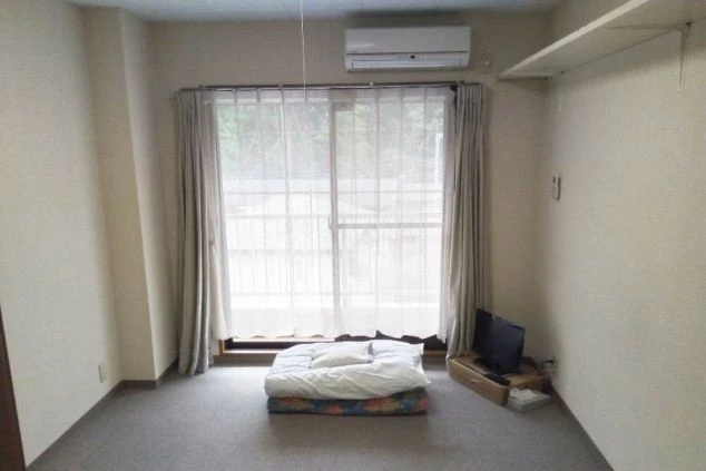 エアコン・テレビ付きで快適に過ごせる、広々としたリゾートバイト寮の個室。