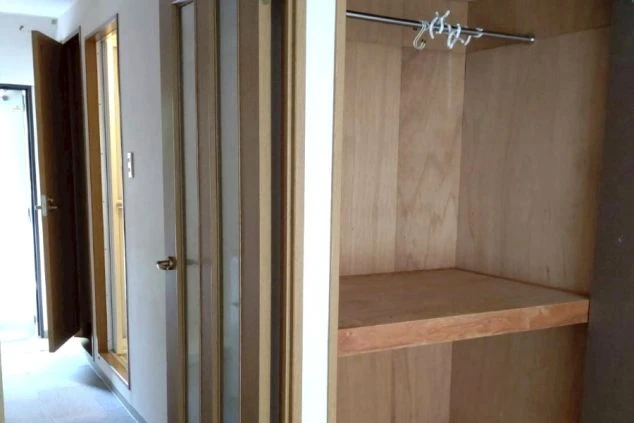 ハンガーパイプと棚があり、荷物を収納できるリゾートバイト寮のクローゼット。