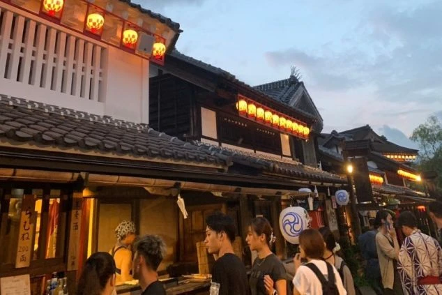 賑わう夏の施設画像。