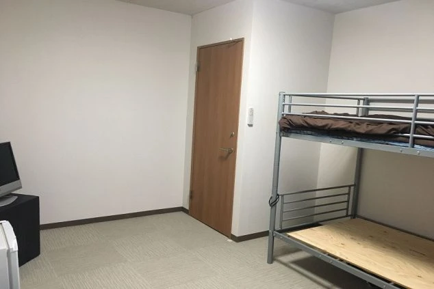 リゾートバイトの個室寮(相部屋寮)の部屋の画像。右に2段ベッドが見える。