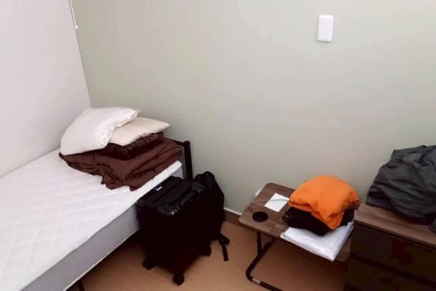 リゾートバイトの寮の外観の画像。木々に囲まれた建物が広がり、手前には駐車場が見える。