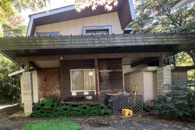 リゾートバイトの女性寮の外観の画像。自然に囲まれた一軒家タイプの寮。