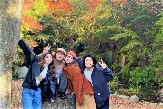 リゾートバイトの休日の過ごし方。気の合う仲間と紅葉狩りを楽しんでいる様子の画像。