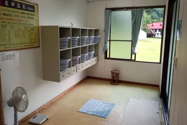 リゾートバイトの寮に併設された温泉脱衣所。ロッカーや扇風機が完備され、入浴後の休憩も快適に過ごせます。